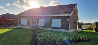 <br />Welgelegen EENGEZINSWONING, open bebouwing, type BUNGALOW (rustiek), met mooie tuin, aparte garage en aangename leefruimtes op 9 are 97 ca.<br />Indeling: Ruime inkom, living, volledige ingerichte keuken, ingerichte badkamer met aansluitingen voor de wasmachine/droogkast, apart wc; nachthal, 2 slaapkamers, vaste trap naar zolderverdieping. Hier bevindt zich nog een apart wc met douche. De huidige dubbele beglazing zal vervangen worden door volledig nieuwe ramen, ralkleur: beige, met rolluiken. de garage krijgt ook nieuwe ramen en sectionaal poort. ((Dubbele beglazing HR-glas, rolluiken)), centrale verwarming op aardgas. Het dak op de woning is nieuw en de elektriciteit is conform (vernieuwd in 2023). Berg-,voorraad en chauffagekelder.<br />Buiten: mooie aangelegde tuin, overdekt terras, en losstaande ruime garage. EPC: 342 kWh/m²jaar. De woning kan eventueel ook aangekocht worden: VP 442.000,00 euro, exclusief kosten;. Goede ligging en bereikbaarheid. Een praktische ingerichte woning! De woning is vrij .