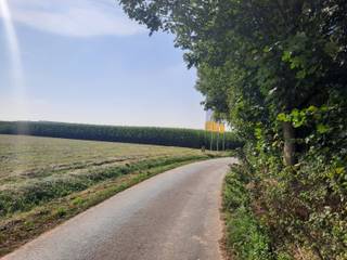 Ontdek dit prachtige villaperceel in het landelijke Vladslo, een deelgemeente van Diksmuide. Hier woon je in een heel rustige straat, vlak bij het dorpscentrum van Vladslo, met een panoramisch uitzicht over de omringende velden en weiden, met een bos in de verte.
Deze kleinschalige verkaveling omvat zeven percelen voor open bebouwing, elk met een zuid gerichte tuin. De grootte van het perceel (810 m²) en de ruime stedenbouwkundige voorschriften bieden tal van mogelijkheden. Wij bouwen hier jouw nieuwe, energiezuinige woning volledig op maat en tegen een vaste prijs.
Benieuwd? Bezoek de verkaveling tegenover Broekstraat 18 (kruising met Mariastraat) of neem contact met ons op en ontdek alle mogelijkheden!