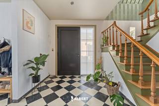 Deze statige gerenoveerde villa is uitermate goed gelegen, vlakbij kasteel Wallemote en de rijksweg.De woning werd grondig aangepakt in het jaar 2017...