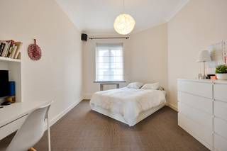 Studio for sale on the ground floor in an authentic building, ideally located between Molière and Churchill in a quiet and sought-after...