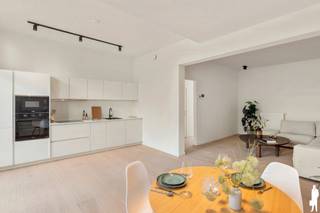 <p>Wonen in het <strong>hart van Antwerpen</strong>, met alles binnen handbereik. De <strong>Plantin en Moretuslei</strong> combineert stedelijke levendigheid met een uitstekende verbinding naar het centrum en de belangrijkste invalswegen. Winkels, horeca en <strong>openbaar vervoer</strong> liggen op wandelafstand, voor wie volop van de stad wil genieten.</p>
<p>Het appartement is volledig gerenoveerd in <strong>2026</strong> en bevindt zich in een verzorgd gebouw van vijf verdiepingen. Met <strong>95 m²</strong> biedt het een royale indeling: een indrukwekkende <strong>leefruimte van 41 m²</strong>, een moderne <strong>witte keuken</strong> met inductievuur, twee <strong>slaapkamers</strong> (11 en 11 m²) en een aparte <strong>bureau</strong> als thuiswerkplek of hobbyruimte. En dan is er nog de mogelijkheid tot een <strong>prachtig dakterras</strong>, met uitzicht over de stad.</p>
<p>De zuidgerichte gevel zorgt voor een warme, natuurlijke lichtinval die het interieur ten volle tot zijn recht laat komen. <strong>Nieuw parket</strong>, een wit-met-zwart kleurenpalet en een strakke keuken geven dit appartement een frisse en tijdloze uitstraling. Instapklaar, comfortabel en op een locatie waar de stad voor uw deur ligt.</p>