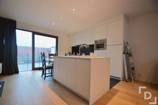 In de Ieperstraat vinden we deze prachtige duplex dichtbij het station van Poperinge en aan de expresweg richting Ieper terug. Dit centraal...