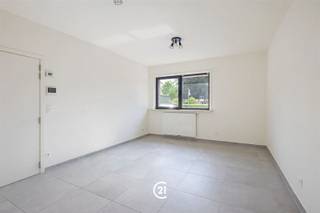<p><span>Dit ruime gelijkvloers appartement van 135 m² beschikt over een aangename woonkamer met aansluitende keuken, een ruime berging, apart toilet, 3 volwaardige slaapkamers en 2 badkamers.</span></p><p><span>Het appartement beschikt tevens over een terras met doorgang naar de bijhorende parkeerplaats, inbegrepen in de huurprijs. In de kelder is er een ruime kelderberging, bereikbaar via de lift. Huurders kunnen eveneens gebruikmaken van een afgesloten gemeenschappelijke fietsenberging.</span></p><p><span>Het appartement is energiezuinig (EPC B) en wordt verwarmd via centrale verwarming met radiatoren op aardgas.</span></p><p><span>Gelegen op wandelafstand van het station van Zottegem, met tal van groene zones in de nabije omgeving.</span></p><p><span>Onmiddellijk beschikbaar.</span><br /><span>Huurprijs: €995/maand + €70 forfaitaire gemeenschappelijke kosten.</span></p>