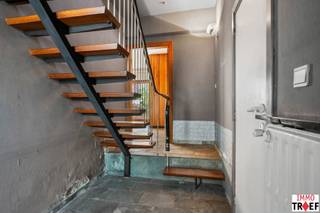 Deze gezinswoning is zeer centraal gelegen in Lebbeke op de verbindingsweg Dendermonde - Asse - Brussel en omringd door winkels, scholen &amp; vlakbij openbaar vervoer. Indeling: een inkomhal, een gezellige leefruimte met toegang tot het terras/de tuin, een geïnstalleerde keuken met praktische bijkeuken en verschillende bergruimtes, een apart toilet en een praktische garage. De eerste verdieping beschikt over een ruime nachthal, 3 volwaardige slaapkamers en een grote badkamer met wastafel, ligbad en een tweede toilet. Tot slot is er nog een zolderruimte die na renovatie perfect kan ingericht worden tot extra kamer(s). TROEVEN: woning met veel mogelijkheden, geen renovatieplicht, garage aanwezig, zeer centraal gelegen, letterlijk op wandelafstand van winkels, scholen en openbaar vervoer, geen renovatieplicht. Meer informatie of een bezoek? Contacteer gerust Charlotte van IMMO TROEF: 052 52 52 00 of info@immotroef.be