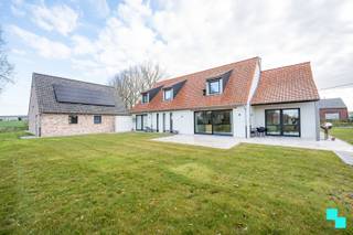 Deze landelijke en agrarische ligging wordt volledig omarmd door omliggende velden. De eigendom omvat een hoofdgebouw met een bewoonbare...