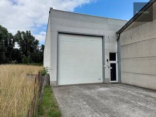 Magazijn / opslagplaats van 465m²<br />Vooraan bevindt zich een geautomatiseerde poort van 4m20H op 3m50B met erachter een gezamelijk laad/losplaats.<br />Achteraan de opslagplaats van 20m bij 23m met <br />- geïsoleerd dak met lichtstraat<br />- vrije hoogte 5m65<br />- gepolierde betonvloer<br />- verlichting aanwezig<br />- elektriciteit 380V/160A<br />- warmeluchtblazer op mazout<br />Vrij vanaf 01/12/2025<br />