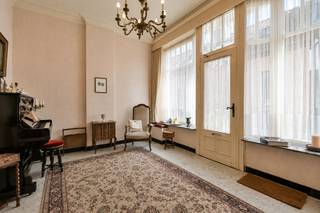 Ontdek deze karaktervolle woning op een topligging in de Nieuwstraat 4 te Torhout. Hier woont u pal in het centrum, met winkels, scholen, horeca en openbaar vervoer op wandelafstand én een vlotte bereikbaarheid. Er is geen renovatieplicht wegens dat deze eigendom opgenomen is op de inventaris onroerend erfgoed.<br /><br />Bij het betreden van de woning komt u in een ruime inkomhal die voorheen dienst deed als handelsruimte, ideaal voor wie wonen en werken wil combineren of nood heeft aan extra polyvalente ruimte. Aansluitend bevindt zich de leefruimte met keuken, die u volledig naar eigen smaak en stijl kan inrichten. Het gelijkvloers wordt verder aangevuld met een gezellige veranda, een gastentoilet en een praktische wasplaats.<br /><br />Op de eerste verdieping vindt u drie volwaardige slaapkamers en een badkamer met zitbad. Via een vaste trap bereikt u de zolderverdieping, waar zich een vierde slaapkamer en extra bergruimte bevinden — perfect voor een groot gezin of hobbyruimte.<br /><br />Ook buiten heeft deze woning troeven: een aangename buitenruimte die zich uitstekend leent tot het creëren van een knus stadstuintje of een gezellig terras, midden in het centrum.<br /><br />Warm geworden van deze karaktervolle eigendom? Contacteer ons vandaag nog voor meer informatie of een bezoek!<br /><br />De vermelde prijs is een richtprijs; elk bod wordt voorgelegd aan de eigenaar, die het recht heeft dit te aanvaarden of te weigeren.<br />Neem voorsprong met een vrijblijvende schatting via: www.residentievastgoed.be/gratisonlineschatten