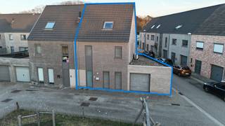 <p><strong>Instapklare, energiezuinige woning op toplocatie met alle moderne comfort</strong></p>
<p>Welkom in deze perfect onderhouden en tot in de puntjes afgewerkte woning, ideaal gelegen in een rustige straat met een speelpleintje vlak voor de deur. Hier woont u kindvriendelijk én centraal: de bakker om de hoek, scholen, winkels en het treinstation op wandel- of fietsafstand en een vlotte verbinding naar de autosnelweg.</p>
<h3>Gelijkvloers – Comfort en technologie hand in hand</h3>
<p>Bij het betreden van de woning ervaart u meteen het hedendaagse wooncomfort. De volledige benedenverdieping is voorzien van vloerverwarming en dimbare inbouwspots. Dankzij de lichte domotica bedient u eenvoudig de verlichting (inclusief alles-aan/uit-knop en programmeerbare schakelaars).</p>
<p>De leefruimte geniet van een aangenaam binnenklimaat met een design airco van Daikin en is uitgerust met voldoende stopcontacten en UTP-aansluitingen. Extra troeven zijn de videofoon van Bticino, aanwezige alarmbekabeling en subtiele trapverlichting.</p>
<p>De volledig ingerichte keuken is een echte blikvanger en uitgerust met kwalitatieve Siemens-toestellen: inductiekookplaat, vaatwasser, ingebouwde koelkast en combi-oven. Aansluitend vindt u een praktische berging met voorziening voor wasmachine en ingemaakte kast. Verder beschikt het gelijkvloers over een gastentoilet met handenwasser en een handige halkast met kledinglift en uitschuifbare schoenladen.</p>
<h3>Verdieping – Rust en privacy</h3>
<p>Op de verdieping bevinden zich drie volwaardige slaapkamers, elk met aparte temperatuurregeling via vloerverwarming en UTP-aansluitingen. Twee kamers zijn bovendien uitgerust met airco van Daikin.</p>
<p>De nachthal, het toilet en de master bedroom beschikken over subtiele nachtverlichting. De stijlvolle badkamer is compleet ingericht met dubbele lavabo, ligbad en douche met regendouche. Een apart toilet verhoogt het comfort. Horren zijn voorzien voor extra gebruiksgemak.</p>
<h3>Zolder – Extra ruimte, tal van mogelijkheden</h3>
<p>De afgewerkte zolderverdieping biedt extra polyvalente ruimte, ideaal als bureau, hobbykamer of vierde slaapkamer. Met twee grote Velux-dakramen met verduisterende rolgordijnen geniet u hier van veel natuurlijk licht. Verder is er een UTP-aansluiting, ventilatiesysteem type C (Renson) en een kwalitatieve Buderus-boiler.</p>
<h3>Garage – Praktisch en volledig uitgerust</h3>
<p>De garage beschikt over een sectionale poort met motor, verlichting met bewegingssensor en een uitgietbak met mengkraan (warm/koud) én regenwateraansluiting.</p>
<h3>Tuin – Onderhoudsvriendelijk genieten</h3>
<p>De volledig omheinde tuin is onderhoudsvriendelijk aangelegd met terras en kunstgras. Dankzij de regenwaterput van 10.000 liter, buitenkraantje en stopcontact is ook hier aan alles gedacht. Sfeervolle spots met instelbare timer zorgen ’s avonds voor extra gezelligheid.</p>
<p><strong>Kortom:</strong> een energiezuinige, technisch sterk uitgeruste en instapklare woning op een uitstekende locatie, waar comfort, veiligheid en bereikbaarheid perfect samenkomen. Een ideale gezinswoning die u zonder zorgen meteen kunt betrekken.</p>
<p>Interesse? Laat u verrassen tijdens een bezoek!</p>