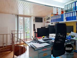 <p>Immo Store presenteert dit UITZONDERLIJK RUIME en VEELZIJDIGE PAND in Sint-Agatha-Berchem. Voor €599.000 biedt deze eigendom ca. 350 m² BEWOONBARE OPPERVLAKTE, een GROTE GARAGE, indrukwekkend ATELIER en meerdere TERRASSEN. Bovendien kunnen kandidaat-kopers, indien zij aan de voorwaarden voldoen, potentieel genieten van het BRUSSELSE ABATTEMENT. Het pand is ONMIDDELLIJK INSTAPKLAAR en ideaal voor wie WONEN EN WERKEN wil combineren. Het gelijkvloers beschikt over keuken, badkamer, nieuwe wandketel, garage en een GROOT ATELIER met tal van mogelijkheden. Op de eerste verdieping bevinden zich een ZEER RUIME LIVING met parket en maatkasten, een NIEUWE KEUKEN met nieuwe toestellen, airconditioning en elektrische gordijnen. Het OVERDEKTE TUSSENTERRAS met geïsoleerd dak (18 cm) en verwarming vormt een aangename extra leefruimte in elk seizoen. De tweede verdieping beschikt over een VOLLEDIG INGERICHTE KEUKEN, extra kamers en een bureau met DAKTERRAS met zicht op een groene zone. Stedenbouwkundig erkend als TWEE WOONEENHEDEN. Centrale ligging nabij BASILIX, station, winkels, openbaar vervoer en belangrijke invalswegen. Een ZELDZAME combinatie van RUIMTE, COMFORT en MOGELIJKHEDEN! <span>Mis deze unieke IMMO STORE kans niet, en plan vandaag nog je bezoek! Bel ons op 02/203.03.03 of stuur een mail naar </span><span>info@immo-store.be</span><span><span>!</span></span></p>