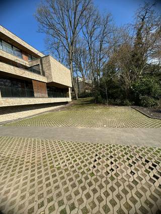 3 open autostaanplaatsen te koop aan residentie Henri Decleene gelegen in Genk-Centrum.Onmiddellijk beschikbaar.Prijs per parking: € 50 / maand...