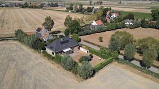 Woning te koop in Booitshoeke, gelegen in de Pastoor Henri Scherpereelstraat 2A. Deze karaktervolle woning is ondergebracht in een voormalig schooltje en combineert een ruime indeling met een authentiek karakter. Deze te renoveren woning beschikt over bijzonder veel ruimte en biedt een prachtig open zicht op de velden. <br /><br />Indeling:<br />- inkom<br />- lichtrijke leefruimte met open zicht op de velden<br />- keuken met aansluitend veranda<br />- berging<br />- slaapkamer 1<br />- slaapkamer 2<br />- slaapkamer 3<br />- badkamer met ligbad, toilet en lavabo<br /><br />De woning beschikt bovendien over een ruime eerste verdieping (130m²) geschikt voor 3 à 4 slaapkamers.<br /><br />Troeven:<br />- recente dakrenovatie (2024)<br />- ramen vernieuwd in 2012<br />- rustige ligging, doch niet ver van Veurne<br />- veel ruimte<br />- open zichten<br /><br />Bent u op zoek naar een ruime woning met open zicht op een rustige ligging? Aarzel niet ons te contacteren!<br /><br />Bestuursmaatregelen in het maatregelenregister: nee