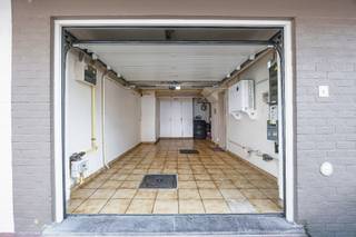 Deze centraal gelegen bel-etage woning combineert ruimte, licht en comfort met een uiterst praktische ligging. Dankzij de hoekligging geniet de woning van een aangename lichtinval in alle ruimtes, wat zorgt voor een open en warme sfeer doorheen de hele woning. De woonst is instapklaar en beschikt over een conforme elektrische installatie, zonnepanelen en een EPC-score C, wat bijdraagt aan een zorgeloze bewoning. Met haar ruime volumes is dit een ideale gezinswoning, perfect voor wie op zoek is naar comfort en functionaliteit. De woning beschikt over een ruime garage én een extra staanplaats, een absolute troef in een centrale omgeving. <br />Verder is er een knus en onderhoudsvriendelijk terras, ideaal om in alle rust van het buitenleven te genieten.<br /><br />Gelegen nabij alle voorzieningen zoals winkels, scholen en openbaar vervoer, met een vlotte verbinding naar omliggende gemeenten, biedt deze woning een uitstekende combinatie van wonen en bereikbaarheid.<br /><br />Indeling:<br /><br />Gelijkvloers:<br />- Inkomhal,<br />- Waskamer,<br />- Bureau of extra slaapkamer,<br />- Ruime garage,<br /><br />Eerste verdieping:<br />- Inkomhal,<br />- Gastentoilet,<br />- Ruime leefruimte met gezellige zithoek en eetgedeelte,<br />- Kwalitatieve, ruime keuken met natuurstenen werkblad,<br />- Gezellig terras,<br /><br />Tweede verdieping:<br />- Eerste ruime slaapkamer,<br />- Tweede ruime slaapkamer,<br />- Derde slaapkamer,<br />- Badkamer met wastafel, toilet en inloopdouche,<br /><br />Interesse in deze lichtrijke en instapklare gezinswoning? Neem vandaag nog contact op voor een bezoek ter plaatse!
