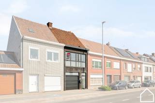 Deze recent gerenoveerde instapklare woning biedt naast alle moderne gemakken van een gunstig EPC, conforme elektriciteit, 3-4 slaapkamers, prachtige badkamer, tuin nog tal van andere troeven...<br /><br />ONTDEK DE WONING VIA DE VIDEO: https://youtube.com/embed/_bIV4lQF79o<br /><br />INDELING:<br />Inkomhal (9,92m²) met apart toilet en handwasbakje - leefruimte met open uitgeruste keuken, dubbele ingebouwde wastafel, vaatwasser, heteluchtoven, microgolfoven, inductiekookplaat en frigo (40m²) - garage met automatische sectionale poort (17,51m²) - terras (18m²) - tuin (60m²)<br /><br />1STE VERDIEPING:<br />Nachthal (9,14m²) met apart toilet en handwasbakje - 3 slaapkamers (21m² - 13m² - 9m²), waarvan 1 met dressing (6m²) - badkamer met inloopdouche, wasmeubel, opbergkasten en ligbad (10,73m²) <br /><br />2DE VERDIEPING:<br />Vaste trap naar de 2de verdieping waar een ruime 4de slaapkamer gecreëerd kan worden (22m²) <br /><br />EXTRA:<br />conforme elektriciteit - asbestveilig - plak dak herdaan geweest in 2025 - boiler van 2021<br />