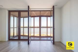 <p><span>Exclusief nieuwbouwappartement met winter- en zomerterras en zicht op de Schelde !</span></p><p><span>Welkom in dit prachtige 2-slaapkamerappartement op de 4de verdieping aan de Ledeganckkaai 31, gelegen in het prestigieuze Nieuw Zuid. Hier woont u in een architecturaal sterk gebouw, ontworpen door het gerenommeerde architectenbureau Robbrecht en Daem, met de Schelde als dagelijks decor.</span></p><p><span>De architectuur van het gebouw haalt inspiratie uit het Panch Mahal-paleis in Fatehpur Sikri, een indrukwekkend zestiende-eeuws paviljoen in India. Deze inspiratie vertaalt zich in een karaktervolle architectuur en een warme, donkerrode gevel in Indische zandsteen. Het materiaal werd bovendien ook gebruikt voor de gevel van het MAS. Een bijzondere architecturale signatuur die het gebouw een eigen identiteit geeft binnen het moderne Nieuw Zuid.</span></p><p><span>Het appartement zelf combineert deze architecturale kwaliteit met hedendaags wooncomfort. Met twee slaapkamers, een ruim winterterras, een groot zomerterras, EPC-label A en een overvloed aan natuurlijk licht is dit een woning die zowel qua uitstraling als woonbeleving weet te overtuigen.</span></p><h3><span>Nieuw Zuid: hedendaags wonen aan de Schelde</span></h3><p><span>Nieuw Zuid is uitgegroeid tot één van de meest gegeerde woonbuurten van Antwerpen. U woont hier in een groene en hedendaagse stadsomgeving, op wandelafstand van de Scheldekaaien en met het historische stadscentrum, het Zuid en tal van winkels, restaurants en culturele voorzieningen binnen handbereik.</span></p><p><span>De combinatie van moderne architectuur, openbare ruimte en de nabijheid van de Schelde zorgt hier voor een bijzonder aangename woonomgeving.</span></p><h3><span>Indeling</span></h3><p><span>Met de lift bereikt u de 4de verdieping. Vanuit de inkomhal worden alle ruimtes met elkaar verbonden en valt meteen de doorlopende parketvloer op, die zorgt voor een warme en elegante uitstraling.</span></p><p><span>Via de stijlvolle gietijzeren deur betreedt u de leefruimte. Hier volgt meteen het wow-effect: dankzij de kamerbrede raampartijen geniet u van een indrukwekkend zicht op de Schelde en wordt de ruimte overspoeld door natuurlijk licht.</span></p><p><span>De leefruimte biedt voldoende plaats voor een royale zithoek en een eettafel. De keuken dient nog verder ingericht te worden, waardoor u deze volledig naar eigen smaak kunt vormgeven. Alle nodige nutsvoorzieningen zijn reeds voorzien. Zo creëert u hier zonder compromissen een keuken die perfect aansluit bij uw persoonlijke woonstijl.</span></p><p><span>Aansluitend bevindt zich het ruime winterterras, dat rechtstreeks in verbinding staat met de leefruimte. Dankzij deze ligging kan het terras perfect als een verlengstuk van de woonruimte worden ingericht. Een gezellige leeshoek, een extra zithoek of een stijlvolle thuiswerkplek: de mogelijkheden zijn talrijk. En ondertussen blijft het uitzicht over de Schelde steeds aanwezig.</span></p><p><span>Aan de achterzijde bevinden zich de twee slaapkamers. Beide slaapkamers beschikken over een rechtstreekse toegang tot het ruime zomerterras.</span></p><p><span>Het oost-zuidgerichte terras die in verbinding staan met de slaapkamers vormt een heerlijke buitenruimte waar u kunt genieten van de ochtend -en namiddag zon. Een ideale plek voor een rustig ontbijt, een kop koffie of een aperitief in de late namiddag.</span></p><p><span>De badkamer is hoogwaardig en tijdloos afgewerkt met een ruime inloopdouche, dubbele lavabo en beige natuursteen. De keramische tegel met marmerlook zorgt voor een luxueuze uitstraling. Bovendien is er praktisch rekening gehouden met de dagelijkse noden: in de badkamer zijn aansluitingen en ruimte voorzien voor zowel een wasmachine als droogkast.</span></p><p><span>Verder beschikt het appartement over een apart toilet en een praktische technische ruimte.</span></p><h3><span>Een appartement met een uitgesproken karakter</span></h3><p><span>Dit appartement is meer dan een comfortabele woonplek. Het is een combinatie van architecturale kwaliteit, licht, buitenruimte en een bijzondere ligging aan de Schelde.</span></p><p><span>De signatuur van Robbrecht en Daem, de karaktervolle architectuur geïnspireerd op het Panch Mahal-paleis, de hoogwaardige afwerking en de mogelijkheid om de keuken volledig naar eigen smaak in te richten, maken van dit appartement een bijzonder geheel.</span></p><p><span>Hier woont u in het hart van Nieuw Zuid, met de stad binnen handbereik en de Schelde letterlijk als onderdeel van uw dagelijkse leefomgeving.</span></p><h3><span>Troeven</span></h3><ul><li><span>Energiezuinig appartement met EPC-label A</span></li><li><span>Ruim winter/zomer terras aansluitend op de leefruimte</span></li><li><span>Prachtig zicht op de Schelde</span></li><li><span>Karaktervolle gevel in Indische zandsteen</span></li><li><span>Hoogwaardige afwerking</span></li><li><span>Ventilatiesysteem type D</span></li><li><span>Keuken volledig naar eigen smaak in te richten</span></li><li><span>Gelegen op een absolute toplocatie in Nieuw Zuid</span></li></ul><p><span> </span></p><p><span>Een appartement voor wie niet alleen op zoek is naar een woning, maar naar een bijzondere woonbeleving. Architectuur, licht, terrassen en de Schelde komen hier samen op één van de meest aantrekkelijke locaties van Antwerpen. </span></p><p><span> </span></p>