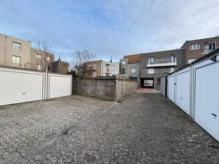 Deze vlot inrijbare garagebox te koop is gelegen vlakbij het centrum en de Zeedijk van Blankenberge. De inrit van de garage is gelegen op...