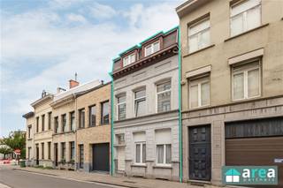 <p><span>Achter deze karaktervolle gevel schuilt een burgerwoning vol met potentieel. Het betreft een te renoveren gezinswoning met 4 slaapkamers en een ruime stadstuin (60m²). De woning bevindt zich in een zijstraat van de Peperbus, vlakbij het Krugerpark. Op wandel- en fietsafstand van verschillende leuke adresjes zoals Bar Leon, Frituur Tina maar ook de vrijdagsmarkt op ’t Laar. Met het openbaar vervoer ben je in een oogwenk in het centrum van Antwerpen.</span></p><p><span> </span></p><p><span>Ideaal voor mensen die graag de handen uit de mouwen steken en die de woning wensen af te werken naar eigen smaak en stijl!</span></p><p><span> </span></p><p><span>Grootste troeven:</span></p><p><span>-Centrale locatie vlakbij het Krugerpark</span></p><p><span>-Gezellige noordoostgerichte tuin (60m²)</span></p><p><span>-4 volwaardige slaapkamers</span></p><p><span>-EPC ‘D’ (Geen energetische renovatieplicht)</span></p><p><span>-Veel potentieel!</span></p><p><span> </span></p><p><span>Indeling</span></p><p><span>-Kelder: ruime &amp; droge kelder (40m²)</span></p><p><span>-GLVL: via de inkomhal betreden we de ruime living (30m²). Aansluitend vinden we de lichte eetkamer (21m²) gevolgd door de keuken (14m²). De keuken biedt toegang tot de veranda met doorgang naar de gezellige stadstuin (60m²). Tot slot is er nog een wasplaats met apart toilet (samen 4m²).</span></p><p><span>-V1: Op het 1</span><span><sup>ste</sup></span><span> verdiep bevinden zich 2 ruime slaapkamers (20m² &amp; 13m²). Op het tussenverdiep bevindt zich een tussenkamer (11m²) gevolgd door de ingerichte badkamer (9m²) met douche en WC.</span></p><p><span>-V2: Hier treffen we de laatste 2 ruime slaapkamers (20m² &amp; 13m²).</span></p><p><span> </span></p><p><span>Voor meer informatie kan u terecht bij Area Partners: info@area.be of 03/284.60.60</span></p>