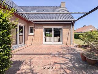 Unieke opportuniteit om een alleenstaande villa op een groot perceel te renoveren in een rustige wijk in Knokke .<br /><br />Gelegen op een prachtig perceel van maar liefst 645 m² geniet deze woning van uitzonderlijk veel privacy en een rustige ligging in een aangename residentiële wijk. Dergelijke eigendommen met een ruim perceel zijn vandaag bijzonder gegeerd en bieden de perfecte basis om uw droomwoning te realiseren.<br /><br />De woning beschikt over een praktische indeling. Via de inkomhal met gastentoilet komt u in de bijzonder ruime en lichtrijke leefruimte, waar de grote raampartijen en de gezellige open haard voor een aangename sfeer zorgen. Aansluitend bevindt zich de keuken, die rechtstreeks toegang biedt tot het zonnige terras en de ruime tuin. Vanuit de keuken bereikt u eveneens de garage met plaats voor twee wagens. Aanpalend bevindt zich bovendien een afzonderlijke wijnberging. Daarnaast is er parking voor twee wagens op de oprit.<br /><br />Op de eerste verdieping vindt u vier volwaardige slaapkamers, twee badkamers en een apart toilet, waardoor deze woning perfect geschikt is voor een gezin of voor wie op zoek is naar extra ruimte.<br /><br />Ook werden reeds enkele belangrijke investeringen uitgevoerd, waaronder een vernieuwd dak, nieuwe Velux-dakramen en een nieuwe garagepoort, waardoor u zich volledig kunt focussen op de verdere renovatie en afwerking naar eigen wens.<br /><br />Stedenbouwkundig uittreksel en maatregelenregister in aanvraag.<br /><br />Aarzel niet om ons te contacteren voor meer informatie: tel.: 050 62 44 14 of via knokke@immax.be