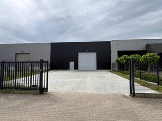 Deze instapklare industriehal van 360 m² is uitstekend gelegen op bedrijvenpark Nagelsberg in Balen. De hal werd recent volledig gerenoveerd en uitgerust met een nieuw dak, vernieuwde elektrische installatie, zonnepanelen met batterijsysteem, een alarmsysteem en branddetectie.<br /><br />De bedrijfsruimte beschikt over een oppervlakte van 360 m² en een vrije hoogte van 5,28 meter. Dankzij de ruime sectionaalpoort van 4,5 x 4,5 meter is de hal vlot toegankelijk voor diverse bedrijfsactiviteiten.<br /><br />Het buitenterrein van circa 267 m² werd recent aangelegd en biedt voldoende parkeergelegenheid. Daarnaast is het terrein voorzien van een toegangspoort, waardoor het volledig afgesloten en beveiligd kan worden.<br /><br />Een extra troef is de aanwezige wateraansluiting met afvoer, waardoor eenvoudig een toilet en/of kitchenette kan worden geïnstalleerd.<br /><br />Bijzonderheden<br />- recent volledig gerenoveerde bedrijfshal<br />- uitgerust met zonnepanelen en batterijsysteem<br />- alarmsysteem en branddetectie aanwezig<br />- wateraansluiting en afvoer voorzien<br />- afgesloten terrein met parkeerplaatsen<br />- centrale ligging op bedrijvenpark Nagelsberg