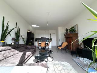 <p>Dit zeer gunstig gelegen gelijkvloers appartement maakt deel uit van de prachtige residentie 'Stuivenberg'.</p><p>Winkels, scholen, openbaar vervoer e.d. bevinden zich op wandelafstand. <br /><br />De indeling van het appartement is als volgt: inkomhal, bezoekerstoilet, ruime en lichtrijke woonkamer met open keuken incl. kookeiland en alle toestellen (vaatwasmachine, koelkast met diepvriesvak, combi-oven), berging/wasruimte, 2 volwaardige slaapkamers, badkamer met inloopdouche en dubbele wastafel en een tuin met ruim en zonnig terras.<br />Het appartement beschikt tevens over een ondergrondse private kelderberging, een ondergrondse autostaanplaats en een gemeenschappelijke fietsenstalling. <br /><br />Troeven:</p><ul><li><p>Energiezuinig ontwerp in combinatie met een tijdloze uitstraling</p></li><li><p>Hoog wooncomfort dankzij aangename leefruimte met veel daglicht en zongericht terras/tuin</p></li><li><p>Gunstige ligging</p><p></p><p><strong>Beschikbaar per 01/07/2026</strong></p><p>Provisie gemeenschappelijke kosten: €95/maand</p><p></p><p>Een bezoek kan uitsluitend worden aangevraagd via onze website: http://www.vastgoeddevos/te-huur, klik het pand aan en klik vervolgens op "Maak een afspraak".</p></li></ul>