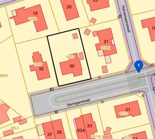 Zeer goed gelegen stuk bouwgrond in een doodlopende straat. De grond is 996m² groot en geschikt voor de bouw van 1 villa of om op te splitsen in...
