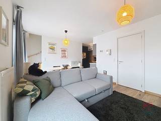 Prachtige duplex van ± 73 m² met een inkomhal met apart toilet, een woonkamer van ± 18 m², een ingerichte keuken (elektrische kookplaten,...