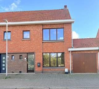 <p>Instapklare gezinswoning met 3 slaapkamers, garage en zonnige tuin in hartje Essen!</p><p>Woning gerenoveerd sinds 2023, gelegen in het centrum van Essen, nabij school, winkels en openbaar vervoer.</p><p>De woning bestaat uit:</p><p>- Benedenverdieping: leefruimte (27.5m²) met voor en achter grote ramen voorzien van rolluiken en zicht op de tuin, kelder onder de trap, vernieuwde keuken (6,50m²) garage(14.5m²), wasplaats (9,5m²) hal & aparte wc</p><p>- Bovenverdieping: 3 slaapkamers (11,50m², 15.5m², 6.5m²) en badkamer met wc, ruime zolder met mogelijkheid om kamers van te maken.</p><p>De keuken is uitgerust met een inductievuur, oven en een vaatwasser.</p><p>De zuid geöriënteerde tuin is volledig afgesloten en voorzien van een houten tuinberging.</p><p>Verwarming : stookolie<br />Warm water: gas</p><p>Troeven:<br />- Volledig gerenoveerd in 2023<br />- Energiezuinige woning: 278kWh/m² jaar (EPC C)<br />- Volledig omheinde tuin met toegang tot garage en een groot terras van ca. 20m²<br />- Elektrische installatie is conform<br />- Rolluiken beneden en op de verdieping aan de zuidkant<br />- Verwarming beneden en boven<br />- Kelder<br />- Ruime zolder<br />- Kleine bergzolder in de garage<br />- Nieuwe keuken & Badkamer.</p><p>Attesten: EPC-attest , asbest- attest, elektriciteit plan + keuring & grondplannen zijn steeds verkrijgbaar op aanvraag.</p><p>Contact kan via mail:</p>
