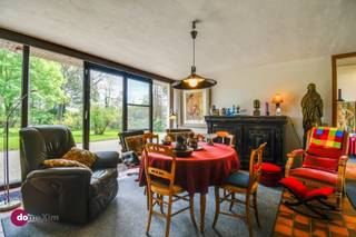 <p><span>Uitzonderlijke woning op een prachtig perceel in Putte</span></p><p><span> </span></p><p><span>Deze woning kenmerkt zich door haar aparte, moderne architectuur en verrassende indeling. Grote raampartijen, hoge ruimtes en overvloedige natuurlijke lichtinval creëren overal een bijzonder gevoel van openheid en rust. Een unieke eigendom voor wie houdt van natuur, licht, ruimte en karakter. Een echte parel in Putte dus!</span></p><p><span> </span></p><p><span>Via de zijdelingse inkom betreed je de woning. De inkomhal geeft toegang tot een vestiaire, gastentoilet en de inpandige garage. Links bevindt zich de keuken, die geniet van veel lichtinval en een mooi zicht op én toegang tot de tuin. Zowel vanuit de keuken als vanuit de inkomhal bereik je de gezellige leefruimte met open haard. Aansluitend bevindt zich het unieke schildersatelier met hoge plafonds en overvloedige natuurlijke lichtinval, wat zorgt voor een bijzonder ruimtelijk gevoel. Een trap leidt naar de mezzanine, ideaal als bureau, hobbyruimte of extra slaapkamer.</span></p><p><span> </span></p><p><span>Via de overloop met praktische bergruimte bereik je twee ruime slaapkamers, elk voorzien van een eigen mezzanine en prachtig uitzicht op de tuin en de omliggende velden. Op deze verdieping bevindt zich tevens een functionele badkamer uitgerust met bad en toilet. Halverwege de trap naar beneden bevindt zich nog een derde slaapkamer, die op haar beurt opnieuw aansluit op de leefruimte.</span></p><p><span> </span></p><p><span>De woning vraagt renovatie, maar biedt dankzij haar uitzonderlijke architectuur, volumes en ligging enorm veel potentieel voor wie op zoek is naar een unieke woonbeleving in het groen.</span></p><p><span> </span></p><p><span>Interesse om deze woning te bezoeken? Contacteer ons vandaag!</span></p><p><span> </span></p><p><span>015 20 36 00 - info@domoxim.be</span></p><p><span> </span></p><p><span>domoXim. Waar dromen thuis komen!</span></p><p><span> </span></p><p><span>Ook de waarde van je </span><span>eigen</span><span> woning kennen? Wij geven je graag advies.</span></p><p><span> </span></p><p><span>Dit pand is onderworpen aan de renovatieverplichting van de Vlaamse overheid voor residentiële gebouwen (behoudens bij sloop binnen 6 jaar na de aankoop). Consulteer voor meer informatie de website van het Vlaams Energie- en Klimaatagentschap via https://www.vlaanderen.be/een-huis-of-appartement-kopen/renovatieverplichting-voor-residentiele-gebouwen.</span></p>