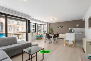 Gelegen aan het rustige en gezellige Manitobaplein, centraal in Blankenberge, treffen we dit ruime tweeslaapkamer appartement met...