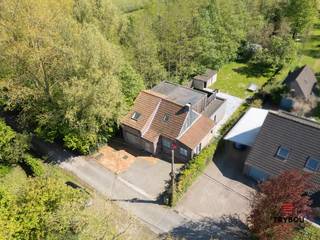 In een rustige, groene omgeving in Merkem, op het einde van een doodlopende straat, vind je deze charmante alleenstaande woning waar privacy en comfort hand in hand gaan.<br /><br />Je komt binnen in een lichtrijke leefruimte die naadloos aansluit op de open keuken. De open keuken is volledig uitgerust met een vaatwasser, keramische kookplaat, dubbele spoelbak, oven en microgolf, ideaal voor wie graag kookt en gasten ontvangt.<br /><br />Op het gelijkvloers bevindt zich de badkamer, voorzien van een ruime inloopdouche, ingemaakt bad en dubbele wastafel. In de gang is er een praktische ingemaakte kast en daarnaast een aparte bergruimte. Verder beschikt de woning over een garage en een grote tuin met berghok, perfect om te genieten van het buitenleven.<br /><br />Op de eerste verdieping zijn er maar liefst vier volwaardige slaapkamers, waarvan twee met ingemaakte kasten. Eén van de slaapkamers geeft uit op een zongericht terrasje met een prachtig uitzicht op het omliggende groen – een heerlijke plek om tot rust te komen.<br /><br />Deze woning combineert rust, ruimte en functionaliteit op een topligging voor wie houdt van natuur en privacy.<br /><br />👉 Troeven op een rij:<br />- Open bebouwing op 664 m²<br />- 4 volwaardige slaapkamers<br />- Grote leefruimte<br />- Open keuken<br />- Grote garage<br />- Gunstige EPC-score<br />- Zeer rustige ligging in Merkem<br /><br />📞 Interesse?<br />Contacteer Thijs<br />📲 051 57 54 61/<br />📧 friedel@grouptrybou.be<br />| thijs@grouptrybou.be