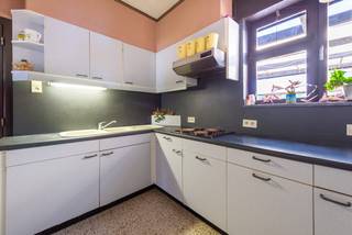 Landelijk gelegen woning op een perceel van 15 are, 23m straatbreedte

Landelijk gelegen woning in Lommel (Gelderhorsten)
Op een prachtige, rustige locatie in Gelderhorsten vinden we deze degelijk gebouwde woning op een mooi perceel van 15 are 35 ca. Het perceel heeft een breedte van circa 23 meter en een diepte van maar liefst 75 meter, wat tal van mogelijkheden biedt.
De woning beschikt momenteel over 3 slaapkamers en vormt een uitstekende basis voor wie op zoek is naar een karaktervolle woning die nog naar eigen smaak kan worden gemoderniseerd. Enkele renovatiewerken, waaronder een verbetering van het EPC, zijn aangewezen. Met een doordachte renovatie creëert u hier echter een unieke thuis waar ruimte, rust en wooncomfort centraal staan. Boven de woning bevindt zich een grote zolder. De wagen kan erg praktisch geparkeerd worden in de inpandige garage of garagebox. 
Dankzij de royale perceeloppervlakte leent deze eigendom zich bovendien uitstekend voor een mooie uitbreiding van de bestaande woning.
Bent u op zoek naar landelijk wonen in een groene en rustige omgeving? Contacteer ons dan gerust voor meer informatie of een bezichtiging via dirk@immonovas.be of 0477 35 18 44.
Een unieke kans voor wie ruimte en rust weet te waarderen!