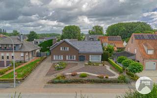 <strong>HERZELE - Ruime villa met magazijn op een perceel van 16a18ca</strong> <br />EERSTE BEZOEKDAG ZONDAG 4 OKTOBER VAN 10u TOT 14u (enkel op afspraak!)<br /><br />Op zoek naar een ruime gezinswoning met extra mogelijkheden? Deze villa in Herzele combineert aangenaam wonen met een ruime garage, een achterliggend magazijn en een perceel van maar liefst 16a18ca.<br /><br />De woning is zowel aan de voor- als achterzijde bereikbaar. Achteraan het perceel bevindt zich een ruim magazijn met parkeermogelijkheden, waardoor deze eigendom bijzonder geschikt is voor wie wonen wenst te combineren met extra opslagruimte, een hobby of professionele activiteiten.<br /><br />De villa, opgetrokken in traditioneel metselwerk, beschikt over een vernieuwd dak uit 2023. Via de royale inkomhal krijgt u toegang tot de verschillende ruimtes. De ruime woonkamer geniet dankzij de grote raampartijen van een aangename natuurlijke lichtinval en biedt een mooi zicht op het achterliggende tuingedeelte. Vanuit de woonkamer is er een rechtstreekse verbinding met de keuken, die toegang geeft tot het overdekte terras.<br />Op het gelijkvloers bevinden zich verder een centrale nachthal met toegang tot twee ruime slaapkamers, een badkamer met ligbad en dubbele lavabo en een aparte douchekamer.<br /><br />Via de centrale trap bereikt u de tweede verdieping. Hier bevinden zich nog 2 bijkomende kamers en een zolderruimte die momenteel als bergruimte wordt gebruikt. Deze verdieping biedt nog heel wat mogelijkheden en kan ingericht worden als extra slaapkamers, bureau, hobbyruimte of bijkomende opslag.<br /><br />Een absolute troef is de combinatie van de ruime garage en het achterliggende magazijn. Dankzij de goede bereikbaarheid langs de achterzijde en de parkeermogelijkheden biedt deze eigendom een grote praktische meerwaarde.<br /><br />In het verleden werd voor het perceel een verkavelingsvergunning afgeleverd voor het realiseren van twee halfopen bebouwingen. Deze vergunning is inmiddels vervallen. De configuratie en ligging van het perceel kunnen evenwel mogelijkheden bieden voor een nieuwe vergunningsaanvraag, steeds onder voorbehoud van de huidige stedenbouwkundige voorschriften en goedkeuring door de bevoegde instanties.<br /><br />Een veelzijdige eigendom met ruimte voor wonen, werken, opslag of hobby. Interesse om deze woning te ontdekken? Contacteer ons voor meer info of een bezoek 053/60.65.66.<br />De vermelde prijs is een richtprijs. Na ontvangst van de biedingen beslist de verkoper vrij of hij al dan niet tot verkoop overgaat en aan welk bod. De richtprijs is niet bindend.