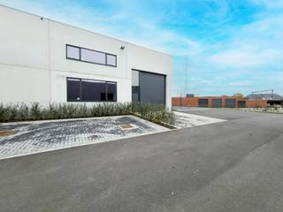 Nieuwbouw KMO-unit van 360 m² met 2 privatieve parkeerplaatsen te koop op een terrein van 399 m².Gelegen op amper 900 m van de Vichtsesteenweg, met...