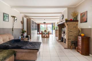 Op zoek naar een gezellige en praktische woning in een aangename woonomgeving? Deze woning in de Veldbloemstraat biedt alles wat nodig is voor comfortabel dagelijks wonen.
De woning beschikt over drie slaapkamers en twee badkamers, wat zorgt voor de nodige ruimte en flexibiliteit voor een gezin. De woning biedt bovendien een goed comfort en geeft nieuwe bewoners de mogelijkheid om de verschillende ruimtes verder naar eigen smaak in te richten.
Achteraan bevindt zich een gezellige tuin, ideaal om op zonnige dagen even buiten te zitten of te genieten van een momentje rust.
Gelegen in een gezinsvriendelijke woonwijk in het centrum van Oud-Turnhout direct bij alle scholen en winkels is dit een interessante woning voor wie op zoek is naar een praktische gezinswoning met voldoende ruimte en mogelijkheden.
Benieuwd naar deze woning? Neem dan gerust contact met ons op voor meer informatie of een bezoek ter plaatse.
Oppervlakten zijn indicatief en conform EPC.