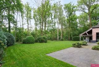 <p><span>Exclusief wonen in het groen van Schilde</span></p><p><span>In een gegeerde en aan het einde van een doodlopende straat in Schilde bevindt zich deze ruime en perfect onderhouden 'manoir' villa waar comfort, licht en privacy centraal staan. De woning biedt een riante woonbeleving, omgeven door groen en hedendaagse luxe.</span></p><p><span>Deze wijk wordt gekenmerkt door rust in een bosrijk gebied en grote percelen met veel privacy, wat ze uiterst gegeerd maakt.</span></p><p><span>De automatische poort met toegangscontrole geeft uit op de aangelegde oprit. </span></p><p><span>De ruime inkomhal is voorzien van een ingemaakte vestiairekast en een gastentoilet. Aansluitend bevindt zich een ingerichte bureauruimte met maatkasten, ideaal als praktijkruimte voor een vrij beroep, of als home-office. </span></p><p><span>De inkomhal geeft uit de opengewerkte leefruimtes op doorlopende parketvloer, van hieruit is een open zicht op de tuin dankzij de grote raampartijen. De riante zitruimte kreeg extra gezelligheid dankzij de gashaard.</span></p><p><span>Naast het eetgedeelte bevindt zich de moderne leefkeuken met stenen werkblad en kwaliteitsvolle toestellen: semi-professioneel fornuis (Falcon), Miele ovens en een wijnkoelkast. Van hieruit is er bovendien toegang tot een gezellig, overdekt terras.</span></p><p><span>Praktische ruimtes zoals berging, wasplaats en bijkeuken sluiten hier naadloos op aan. De dubbele garage met automatische poorten biedt plaats aan twee wagens en extra bergruimte.</span></p><p><span>Op de eerste verdieping bevinden zich vier volwaardige slaapkamers en twee badkamers. Het mastergedeelte werd uitgewerkt als een echte suite met slaapgedeelte, dressingruimte met ingemaakte kasten en een royale badkamer met ligbad, inloopdouche en dubbel lavabomeubel.</span></p><p><span>Daarnaast biedt een ruime polyvalente kamer tal van mogelijkheden: hobbyruimte, speelkamer voor de kids, thuisfitness etc. </span></p><p><span>De tweede verdieping vervolledigt het geheel met een ruime extra kamer die perfect dienst kan doen als hobbyruimte, bureau of nog als bijkomende, volwaardige slaapkamer.</span></p><p><span>Buiten geniet u van een riante tuin waar volwassen bomen en groenaanplanting zorgen voor optimale privacy. Twee aangelegde terrassen maken het plaatje compleet en laten u op elk moment van de dag genieten van het buitenleven.</span></p><p><span>In deze recente villa werd specifieke aandacht besteed aan duurzaamheid en energiezuinigheid zoals; volledige isolatie, hoogrendemends verwarmingsinstallatie, airco, wat resulteert in een zeer gunstige EPC-score. *De eerste 4 foto's zijn impressies bewerkt met AI!</span></p>