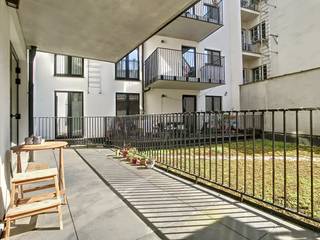 Cet appartement de deux chambres à louer au 1er étage est situé dans un immeuble récent au 1 de la Baron Joostensstraat à Anvers. L'appartement...