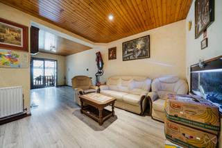 Ontdek deze authentieke, te renoveren eengezinswoning in het hart van de zeer gewilde wijk Wiener, die een geweldig potentieel biedt voor herinrichting. Het pand is momenteel opgedeeld in twee appartementen en zal zowel renovatie-liefhebbers als investeerders aanspreken die op zoek zijn naar een pand met talrijke mogelijkheden. Op de begane grond bevinden zich een slaapkamer, een ruime woonkamer met zithoek, eetkamer en open keuken, evenals een doucheruimte. Een lichte veranda vormt een aangename uitbreiding van de leefruimtes en leidt naar een aangelegde binnenplaats, afgeschermd van nieuwsgierige blikken. Aan de achterzijde van het perceel biedt een karakteristiek bijgebouw, met een oppervlakte van ongeveer 20 m² per verdieping verdeeld over twee verdiepingen, een ideale ruimte voor een atelier, een kantoor, een hobbyruimte of een ander project, mits de benodigde vergunningen worden verkregen. De eerste verdieping is momenteel ingericht als een appartement met één slaapkamer, bestaande uit een woonkamer, een keuken, een doucheruimte en een apart toilet. Op de tweede verdieping maken twee extra slaapkamers, waarvan één met een eigen badkamer, de leefruimtes compleet. Een ruime zolder maakt het geheel compleet en biedt nog mooie inrichtingsmogelijkheden. Dit huis ligt vlak bij openbaar vervoer, winkels, scholen en het station van Boitsfort en combineert de charme van een gewilde wijk met een uitzonderlijk potentieel. Een zeldzaam object, klaar om een nieuw hoofdstuk te schrijven volgens uw wensen. PEB:G Elektriciteit voldoet niet aan de normen, gasboiler. Informatie en bezichtigingen: +32 472 46 57 83.