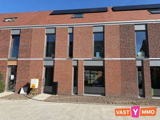 <p><span>Instapklare en energiezuinige nieuwbouwwoning met 4 slaapkamers, tuin, carport en garage</span></p><p><span>Deze energiezuinige nieuwbouwwoning bevindt zich in de nieuwe verkaveling "Hofakker" en is bereikbaar via de straat Het Wirikske. Een mooie, rustige locatie met het centrum van Wuustwezel op korte afstand. </span></p><p><span> </span></p><p><span>Indeling</span></p><p><span>Gelijkvloers</span></p><p><span>Via de inkomhal met vestiairenis kom je in de lichtrijke leefruimte met grote raampartijen en een open keuken. De keuken is volledig uitgerust met een kookplaat, dampkap, combi-oven, koelkast, vaatwasser, spoelbak en een praktisch keukeneiland. Aansluitend bevindt zich de ruime wasplaats met aansluitingen voor een wasmachine en droogkast, een uitgietbak en een buitendeur naar de tuin.</span></p><p><span> </span></p><p><span>Eerste verdieping</span></p><p><span>Op de eerste verdieping bevinden zich drie slaapkamers (15 m², 9 m² en 9 m²). De badkamer (8 m²) is uitgerust met een ruime inloopdouche, een dubbele lavabo in meubel met spiegelkasten en een handdoekdroger. Verder vind je op deze verdieping een apart toilet en een kleine berging. De vloerbekleding wordt nog geplaatst door de verhuurder. </span></p><p><span> </span></p><p><span>Tweede verdieping</span></p><p><span>De ruime zolderverdieping van maar liefst 37 m² biedt tal van mogelijkheden. Richt deze ruimte in als royale masterbedroom, speelkamer, bureau, hobbyruimte of zelfs een combinatie hiervan is mogelijk. Ook hier wordt de vloerbekleding nog geplaatst door de verhuurder. </span></p><p><span> </span></p><p><span>Tuin en terras</span></p><p><span>Vanuit de leefruimte en de wasplaats heb je rechtstreeks toegang tot het terras en de tuin. De verhuurder zorgt nog voor de aanleg van een onderhoudsvriendelijke tuin, die bovendien volledig omheind is. </span></p><p><span> </span></p><p><span>Carport en garage</span></p><p><span>Via de tuin bereik je zowel de carport (15 m²) als de afgesloten garagebox (15 m²) met manuele poort.</span></p><p><span> </span></p><p><span>Extra</span></p><p><span>De woning wordt volledig geschilderd door de verhuurder - verlichting voorzien in de volledige woning (uitgezonderd de leefruimte en keuken) - gordijnrails reeds geplaatst - zonnepanelen - vloerverwarming via een energiezuinige warmtepomp (koeling mogelijk). </span></p><p><span>Beschikbaar 01/09/2026.</span></p>