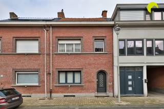 <p><span>In een rustige straat tussen de dorpscentra van Boom en Reet bieden wij u deze gezellige rijwoning met veel potentieel en handige servitude-uitgang aan. In directe nabijheid vinden we dagelijkse winkels, verbindingswegen, openbaar vervoer, enz.</span></p><p><span>De originele woning werd gebouwd in 1952 en is dus zeer degelijk van structuur. In 2014 werd het volledige gelijkvloers door een architect onder handen genomen met een ruime open keuken en handige berging in de nieuwe achterbouw als resultaat. </span></p><p><span>Ook een gastentoilet en tweede berging werden voorzien.</span></p><p><span>Daarnaast werden al grote investeringen gedaan zoals de vernieuwing van de elektriciteit en de centrale verwarming met een zuinige condensatieketel. Op de verdiepingen is nog verdere afwerking nodig, maar alle leidingen liggen al klaar.</span></p><p><span> </span></p><p><span>Indeling:</span></p><p><span>We komen binnen in de inkomhal met handige afgesloten vestiaire-berging en gastentoilet.</span></p><p><span>Links vinden we de lichtrijke open leefruimte met gashaard en aansluitend de volledige ingerichte open keuken met composieten werkblad en alle nodige toestellen (6-pits gaskookplaat, dampkap, hetelucht/stoomoven én hetelucht/microgolfoven met warmhoudlade). Verder is hier nog een tweede berging met aansluiting voor wasmachine en droogkast. </span></p><p><span>Langs een deur in de keuken kunnen we naar de tuin met aangelegd terras en gemetselde tuinberging en handige uitgang naar de achtergelegen servitudeweg. De tuinberging kan dus ook perfect dienen als fietsenstalling en materiaal is voorzien voor verder omheining met deur achteraan.</span></p><p><span> </span></p><p><span>Via de originele opgeschuurde trap bereiken we de eerste verdieping waar zich 3 slaapkamers bevinden + de badkamer met douche, toilet en lavabo.</span></p><p><span>Een tweede vaste trap leidt ons naar de ruime zolder (40m²) die nog kan worden ingericht met minstens 2 ruime slaapkamers en eventueel een 2de badkamer. </span></p><p><span> </span></p><p><span>Tenslotte is er nog een droge kelder die extra opbergruimte biedt.</span></p><p><span> </span></p><p><span>Graag som ik voor u de troeven van deze woning nog even op:</span></p><ul><li><span>Gezellige harmonieuze straat met voldoende parkeergelegenheid</span></li><li><span>Volledig vernieuwd gelijkvloers: de structuren en technieken zijn nieuw</span></li><li><span>Leuke tuin en terras met handige achteruitgang en tuinberging</span></li><li><span>Ruimte voor tot wel 5 slaapkamers dankzij vaste trap naar de zolderverdieping</span></li><li><span>Reeds vernieuwde leidingen; enkel nog afwerking nodig op de verdiepingen</span></li></ul><p><span> </span></p><p><span>EPC: 425 kWh/m² jaar  - E-label  (Renovatieplicht van toepassing)</span></p><p><span>Door het plaatsen van dakisolatie bekom je meteen een B-label!</span></p><p><span>P-score A  -  G-score A</span></p><p><span> </span></p><p><span>Voor meer info of een bezoek ter plaatse, bel ons op 03-449 42 41 of mail ons via hallo@habicom.be.</span></p><p><span>Benieuwd naar de waarde van jouw woning?  Check het gratis op <span>www.watismijnhuiswaard.be</span></span></p><p><span> </span></p><p><span> </span></p>