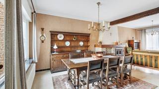 Deze degelijk gebouwde en karaktervolle woning is gunstig gelegen langs de Graaf Jansdijk, in het hart van Oud-Knokke. Dankzij de mooie, diepe...