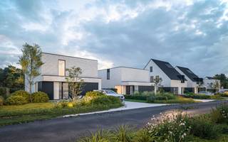 Ben je op zoek naar een moderne, energiezuinige nieuwbouwwoning in een rustige en groene omgeving? Deze laatste beschikbare woning in het project Ten Broek combineert hedendaagse architectuur met uitzonderlijk wooncomfort en een uiterst gunstig energieverbruik (E-peil 20).<br /><br />De villa beschikt over een royale bewoonbare oppervlakte en is gelegen op een perceel van 7a10, wat garant staat voor ruimte, privacy en een aangename tuinbeleving. Dankzij de grote raampartijen geniet je in elke leefruimte van maximale natuurlijke lichtinval en een open zicht op het groen.<br /><br />Je betreedt de woning via een aparte inkomhal met gastentoilet. De lichtrijke leefruimte vormt het hart van de woning en sluit naadloos aan op de tuin dankzij grote raampartijen. De open keuken met eethoek is ideaal voor gezinnen en gezellige momenten, met een aangenaam zicht op het buitengebeuren.<br /><br />Aansluitend vind je een praktische berging en een inpandige garage, perfect voor extra opslag, wasruimte en dagelijks comfort.<br /><br />Op de eerste verdieping bevinden zich drie volwaardige slaapkamers, een ruime badkamer met ligbad en douche, een apart toilet en een extra bergruimte. De doordachte indeling zorgt voor optimaal wooncomfort en functionaliteit.<br /><br />Deze woning is ideaal voor wie wil wonen in een rustige, groene omgeving, zonder afstand te doen van modern comfort, energiezuinigheid en hedendaagse afwerking. <br /><br />Interesse in deze laatste nieuwbouwwoning te koop in Ten Broek? Neem contact op met Deborah Coppens op 0472 72 73 70