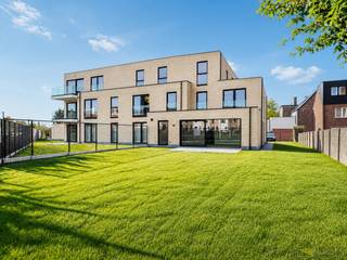 <strong><span><u>Mogelijkheid voor aankoop à 6% BTW</u></span><br /><br />LICHTOVERGOTEN NIEUWBOUWAPPARTEMENT</strong> met <strong>LUXUEUZE AFWERKING</strong> op het <strong>GELIJKVLOERS</strong> in het bruisende centrum van Zottegem. Dit <strong>STIJLVOLLE WOONPROJECT</strong> verenigt <strong>MODERNE ELEGANTIE MET HOOGWAARDIGE MATERIALEN</strong> en een uitzonderlijk wooncomfort. U heeft een ruime leefruimte <strong>MET OPEN KEUKEN</strong>, berging, moderne badkamer en 2 slaapkamers. Hierbij geniet u ook van een <strong>GROTE BUITENOMGEVING MET TUIN EN TERRAS</strong>. Gelegen op een <strong>TOPLOCATIE IN HET HART VAN DE STAD</strong>, bevindt u zich op wandelafstand van winkels, horeca, scholen en openbaar vervoer. Deze <strong>PRACHTIGE RESIDENTIE ‘MARRAINE’ </strong>belichaamt luxueus stedelijk wonen met een verfijnde toets. Het project beschikt nog over <strong>GARAGES EN STAANPLAATSEN MET LAADPAALVOORZIENING</strong>, die optioneel kan bijkopen.<br /><br />Adres: Zuidstraat 36 te Zottegem