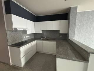 Dit appartement is gelegen in het centrum van Diksmuide in een kleine residentie, op wandelafstand van verscheidene handelszaken, de Grote Markt en openbaar vervoer. Ook op een boogscheut van dit appartement zijn er aangename wandelwegen.<br /><br />Het appartement is gelegen op de eerste verdieping en biedt een leefruimte met open keuken (voorzien van elektrische kookplaat, dampkap, koelkast en vaatwasmachine), een kleine berging, een badkamer met inloopdouche en enkele lavabo, een apart toilet, slaapkamer en bureauruimte/kleine slaapkamer. Via de slaapkamer is het balkon te bereiken.<br /><br />Er is centrale verwarming op aardgas, dubbele beglazing in PVC raamwerk en het appartement is aangepast voor mensen in hogere leeftijdsklasse. Er is ook nog een gemeenschappelijke bergruimte op de gelijkvloerse verdieping én er is een lift aanwezig in het gebouw.<br /><br />Gemeenschappelijke kosten: €50/maand.<br /><br />Beschikbaar vanaf: onmiddelijk.<br /><br />