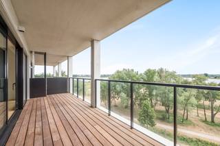 [[ DIT PAND NEEMT DEEL AAN DE ERA OPEN HUIZEN DAG OP 6/12 VAN 14:30 TOT 15:30 ]]
<p>Bent u op zoek naar een nieuwbouw appartement op de vierde verdieping in de nieuwbouwwijk 'Regatta' ? </p>

<p>Wonen met zicht op het Galgenweel, nabij het aangrenzende wandelpark en speeltuin! Winkels, openbaar vervoer, scholen en invalswegen zijn vlakbij.</p>

<p>Dit verder af te werken nieuwbouw appartement omvat een inkomhal met apart gastentoilet en 2 slaapkamers (17m², 9m²) met zicht op de binnentuin.</p>

<p>De badkamer is voorzien is van ligbad-douche en een dubbele wastafel.</p>

<p>Verder zijn er nog 2 praktische bergingen, voor we de ruime, lichtrijke woonkamer van 55m² met open keuken betreden.</p>

<p>Aansluitend aan de woonkamer kan u een aangenaam en ruim terras met zicht op het Galgenweel vinden, waar u het einde van de dag mooi kan afsluiten. </p>

<p>Er is een fietsenstalling ter uwer beschikking en een inpandige autostaanplaats die u kan aankopen aan €40.000.</p>