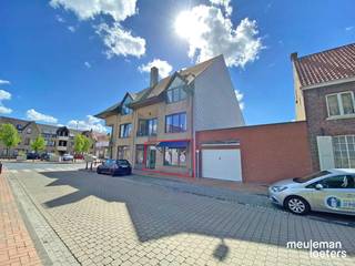 In het centrum van Oostkamp is dit lichtrijk handelspand gelegen met ruime etalagemogelijkheid. Het pand kan dienstig zijn als winkel...