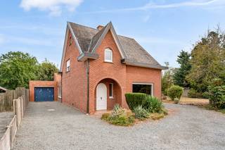 <strong>Vrijstaande woning op een prachtig perceel van 1.132 m².</strong><br /><br />Op zoek naar een woning met ruimte, privacy en mogelijkheden?<br />Deze vrijstaande woning in Itegem is rustig gelegen en biedt dankzij het ruime perceel heel wat potentieel.<br /><br /><strong>Omvat:</strong><br />Gelijkvloers: inkomhal, woonkamer, keuken, berging, apart toilet en wasplaats.<br />Verdieping: 3 slaapkamers en badkamer<br />Zolder<br />Buiten geniet je van een ruime tuin, een overdekt terras en een tuinberging.<br />Daarnaast beschikt de woning over een garage.<br /><br /><strong>Extra info:</strong><br />Ramen met dubbele beglazing<br />Rolluiken<br />Centrale verwarming op stookolie<br />Renovatieplicht: EPC 798 kWh/m²/jaar – energielabel F.<br /><br />Een woning met een stevige basis en vooral veel potentieel, ideaal voor wie bereid is de woning verder te moderniseren.<br /><br /><strong>Ontdek deze woning online</strong><br />Bekijk alvast de interactieve grondplannen en foto's op onze website:<br />🌐 www.wijns.be<br /><br /><strong>Interesse?</strong><br />Contacteer ons vandaag nog voor meer informatie of een bezoek ter plaatse.<br />📞 0473/33 33 33<br />✉️ philip@wijns.be