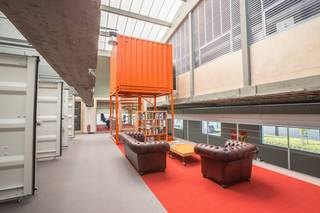 Flexibele kantoorruimtes te huur in een uniek concept te Waregem! Dit gebouw is gelegen in de nabijheid van diverse invalswegen en het openbaar vervoer.Naast het private kantoor beschikt het pand over gemeenschappelijke vergaderzalen, kitchenette, sanitair, douche en ontspanningsruimtes. Het kantoor wordt verhuurd via een all-in prijs per persoon (terbeschikkingstelling).Benieuwd naar meer?https://www.youtube.com/watch?v=doQGf_3PIXQ&t=10sBent u op zoek naar een unieke uitvalsbasis voor jouw kantoor in Waregem? Aarzel dan zeker niet om ons te contacteren op het nummer 056 21 11 11.Dit betreft een terbeschikkingstelling van kantoren met diensten.