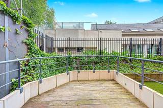 In het hart van Brussel, op een toplocatie nabij de Kunstberg en de Zavel, bevindt zich dit charmante gelijkvloerse appartement met een bewoonbare oppervlakte van ongeveer 69 m². Dankzij de doordachte indeling, de aangename lichtinval en de centrale ligging vormt dit appartement een ideale uitvalsbasis voor wie comfortabel wil wonen in de hoofdstad.<br /><br />Het appartement verwelkomt u via een inkomhal met apart gastentoilet. De ruime leefruimte biedt voldoende plaats voor een gezellige zit- en eethoek en sluit aan op de volledig uitgeruste keuken. Verder beschikt het appartement over een slaapkamer, een badkamer met douche en een aangenaam terras waar u in alle rust kunt genieten van een moment buiten.<br /><br />Mogelijkheid tot het huren van een parkeerplaats. Daarnaast beschikt het gebouw over een gemeenschappelijke fietsenstalling.<br /><br />EPC: D<br /><br />Provisie gemeenschappelijke lasten: €100/maand.<br />Provisie water: €40/maand.<br /><br />De buurt combineert het bruisende stadsleven met een rijk cultureel aanbod. Musea, galerijen, winkels, restaurants en gezellige cafés bevinden zich op wandelafstand. Bovendien zorgen de uitstekende verbindingen met het openbaar vervoer voor een vlotte bereikbaarheid van alle delen van de stad. Een ideale woonomgeving voor wie op zoek is naar comfort, bereikbaarheid en de unieke sfeer van het centrum van Brussel.