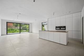 Here we discover a luxurious new home, in the middle of a quiet residential neighborhood, overlooking greenery. The short distance to both E19...