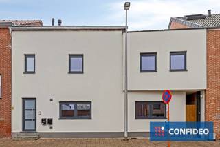Welkom in het charmante centrum van Heers! Dit recent gerenoveerde duplex-appartement combineert modern comfort met een gezellige...