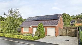 <p><span>OPEN HUIS zaterdag 17 oktober 2026 van 9.30 tot 12.00 uur</span></p><p><span>Deze volledig gerenoveerde woning in Tiegem combineert hedendaags wooncomfort met een uitzonderlijk groene en rustige ligging. Het eigendom is gelegen op een perceel van 652 m², aan de voet van de Tiegemberg en het Tiegembos, en wordt rondom omgeven door groen en de rust die zo kenmerkend is voor Tiegem.</span></p><p><span>De moderne keuken met eigentijdse toestellen en praktisch werkeiland sluit aan op de open leefruimte met eetplaats en gezellige zithoek. Grote raampartijen zorgen voor veel natuurlijk licht en een aangenaam zicht op de groene omgeving.</span></p><p><span>Op het gelijkvloers bevindt zich een extra kamer die momenteel als bureau wordt gebruikt, maar ook dienst kan doen als slaapkamer, speel- of hobbyruimte. Er bestaat bovendien de mogelijkheid om hier een bijkomende douchekamer te voorzien.</span></p><p><span>Op de eerste verdieping bevinden zich twee slaapkamers en een moderne badkamer met dubbele wastafel, spiegelkast en ligbad met douche mogelijkheid.</span></p><p><span>Verder beschikt de woning over zonnepanelen, een garage, ruime oprit en aangename tuin. Rondom de woning is bovendien voldoende ruimte aanwezig om, mits de nodige vergunningen, eventueel verder uit te breiden.</span></p><p><span>Een bijzondere troef is het open zicht aan de voorzijde. De zone vóór de woning kan niet bebouwd worden, waardoor het groene en landelijke uitzicht behouden blijft.</span></p><p><span> </span></p><p><span>Deze woning wordt aangeboden vanaf 395.000. Dit bedrag geldt als startprijs, waarbij kandidaat-kopers worden uitgenodigd om een passend bod uit te brengen.</span></p><p><span> </span></p><p><span>Deze woning wordt aangeboden vanaf 395.000. Dit bedrag geldt als startprijs, waarbij kandidaat-kopers worden uitgenodigd om een passend bod uit te brengen.</span></p><p><span> </span></p><p><span> </span></p>